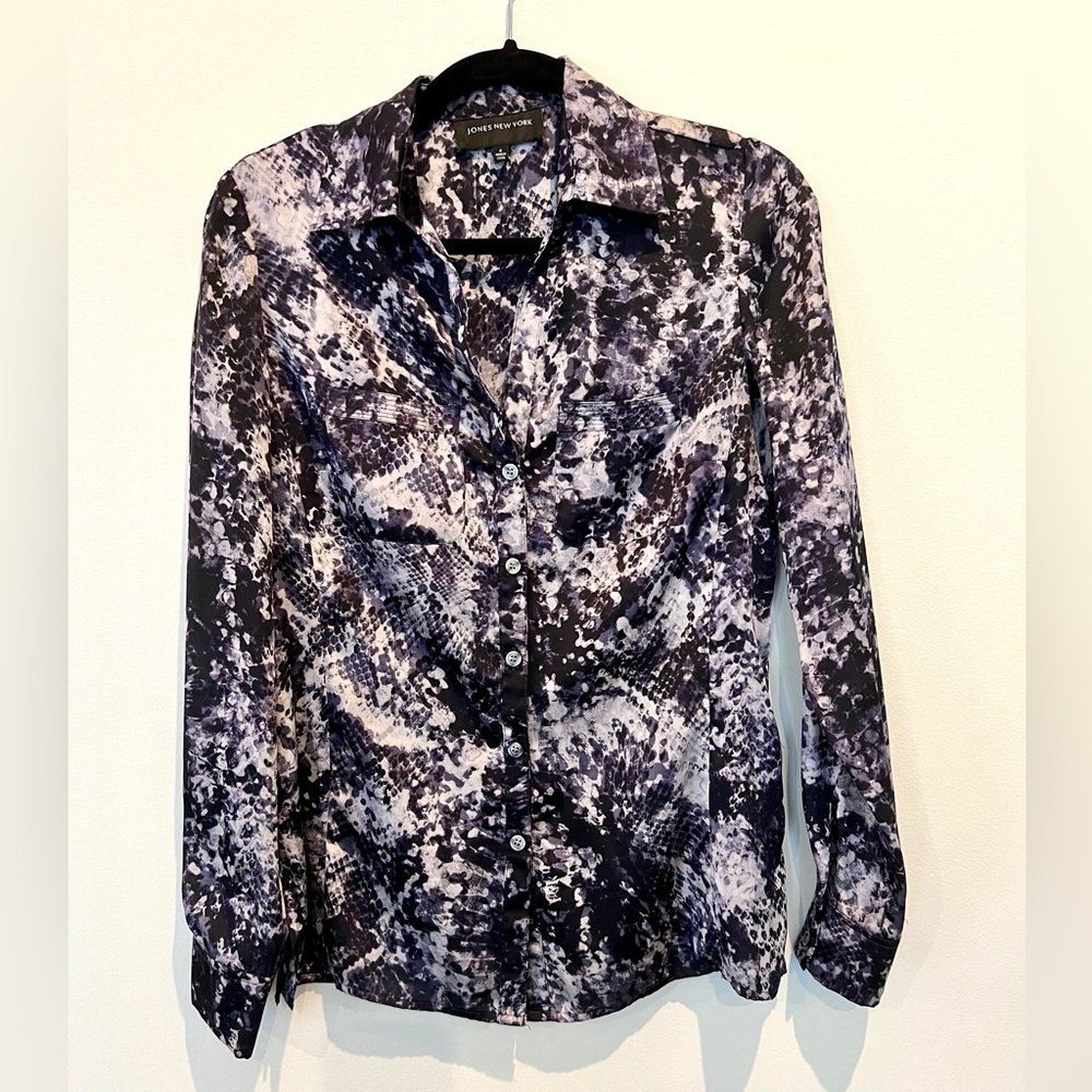 Jones New York Long Sleeve Snake Gray Black and White Button Down Shirt Size 4
